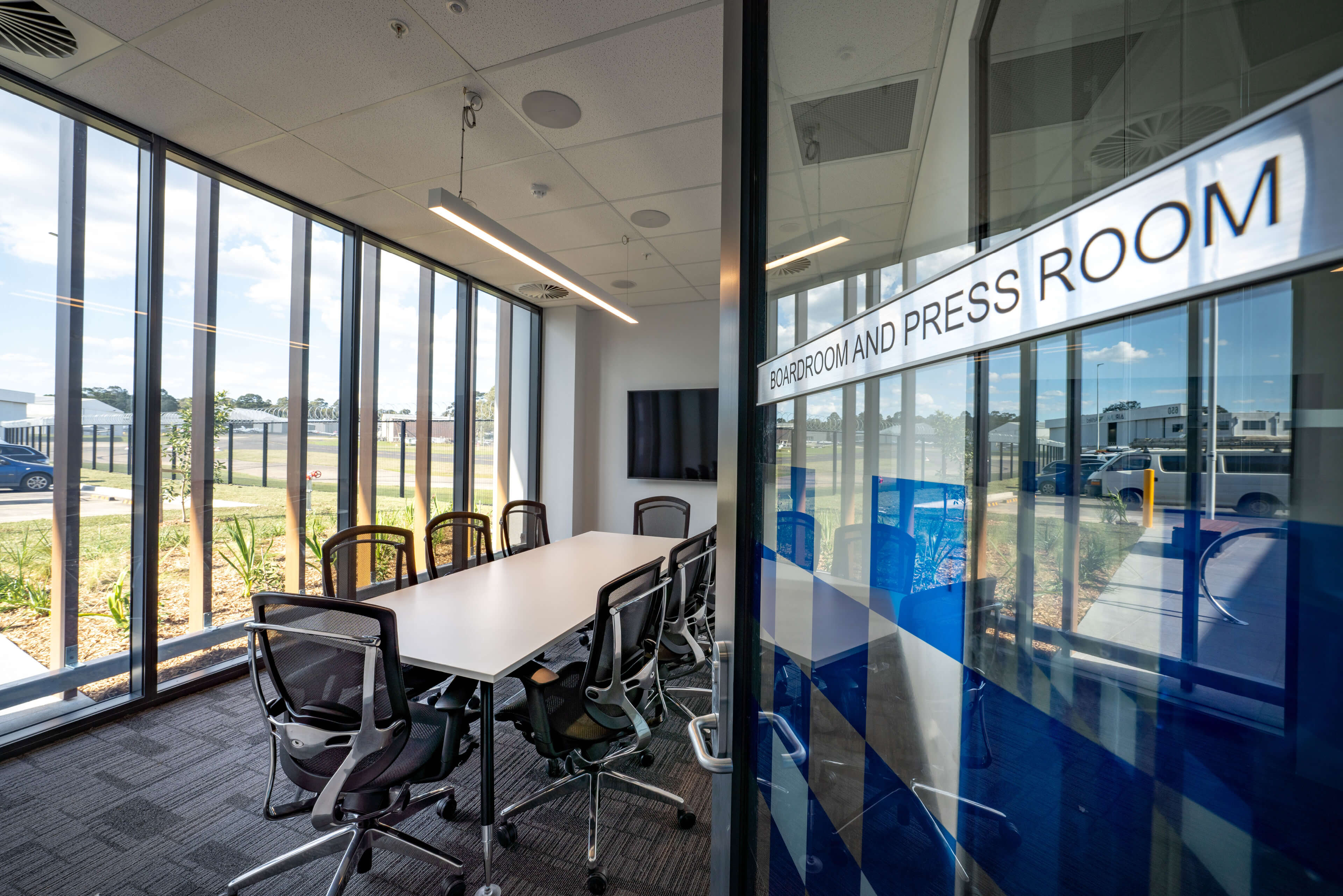 13 boardroom facilities for nsw police aviation support branch polair facility bankstown taylor construction refurbishment and live environments