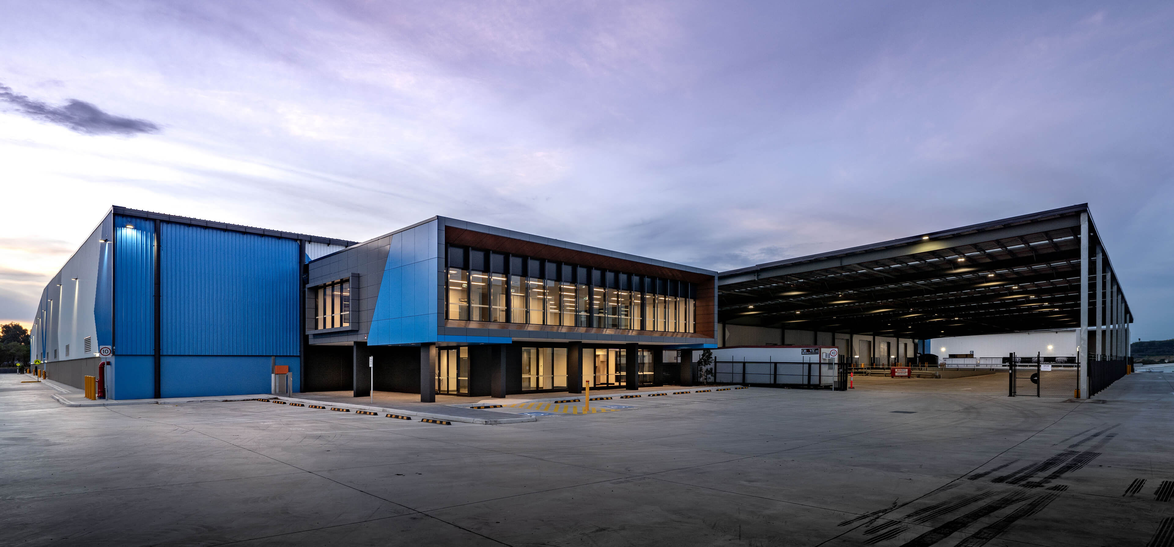 2 hero panorama shot of warehouse and distribution centre at building 2 wetherill park taylor construction industrial