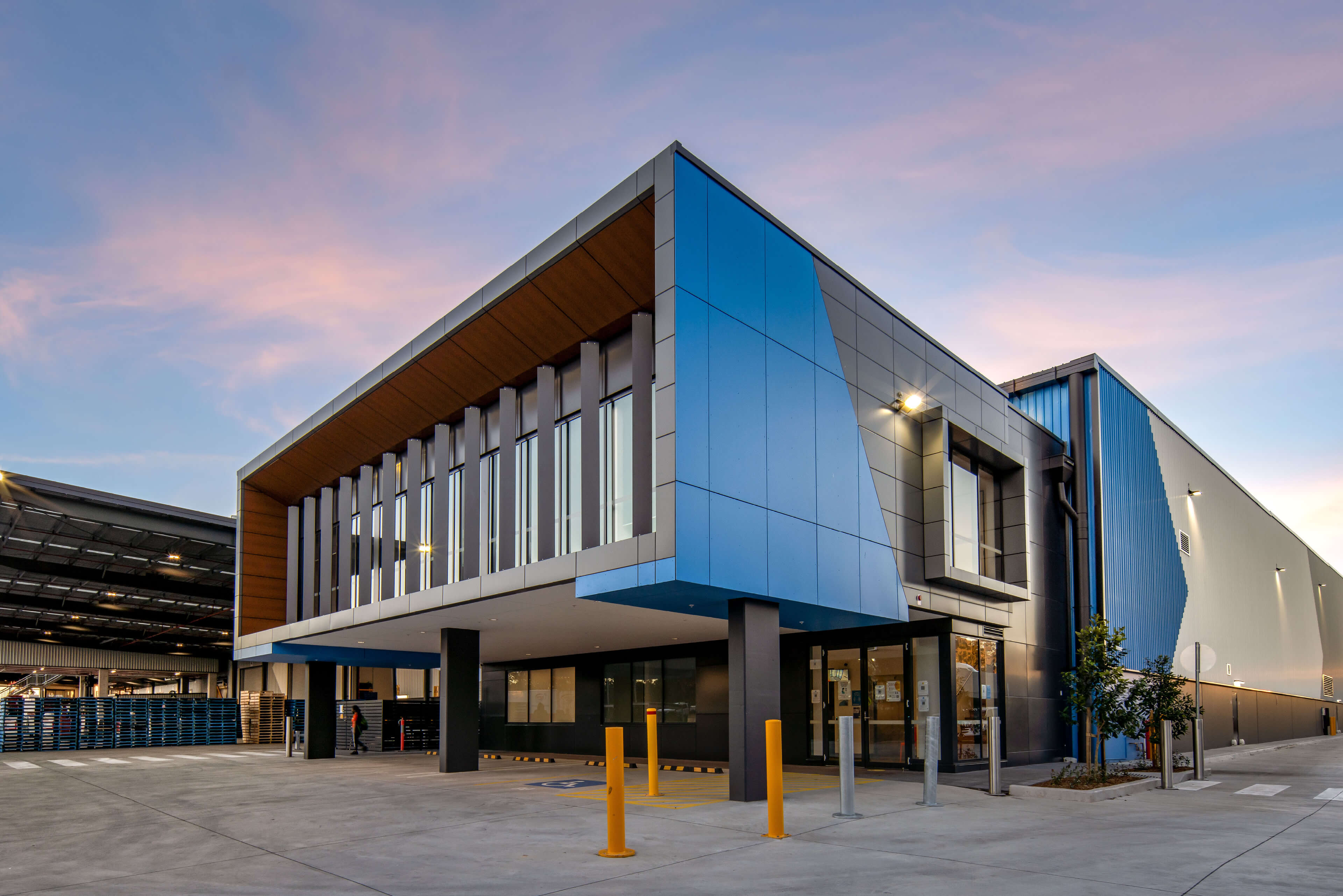 3 warehouse and distribution centre entrance at building 2 wetherill park taylor construction industrial