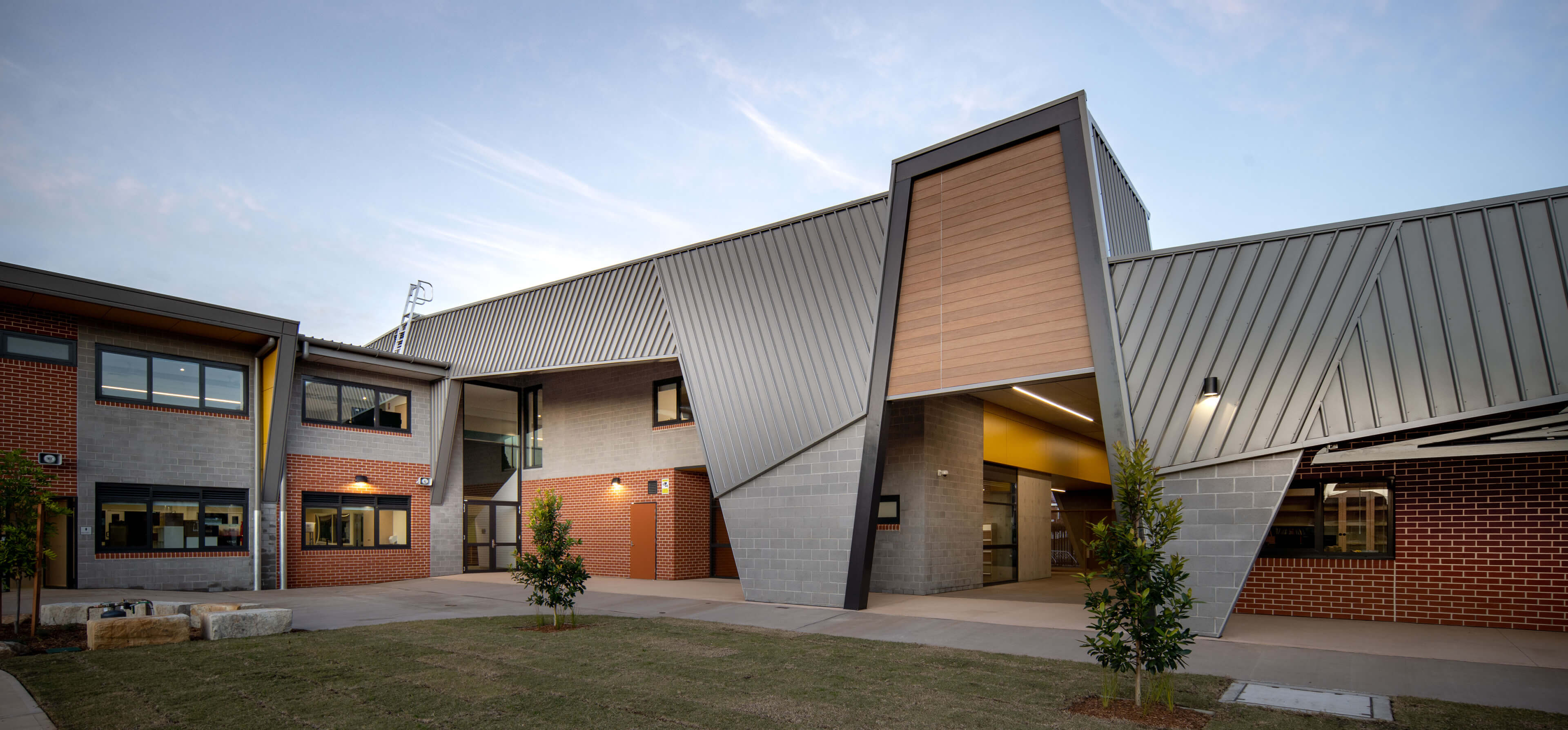 5 metal facade around brick at kyeemagh public school taylor construction education